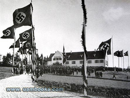 Hitlerjugendheim mit Hakenkreuzfahnen