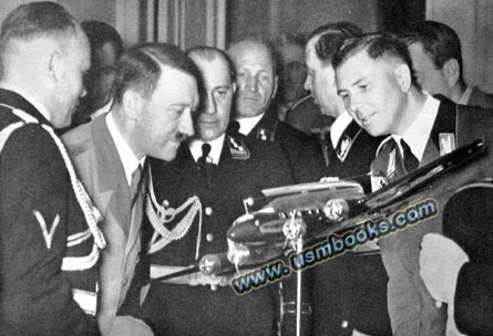 Flugkapitän Hans Bauer und Adolf Hitler