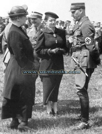 Horst Wessel's mother and sister with SA-Stabchef Viktor Ltze