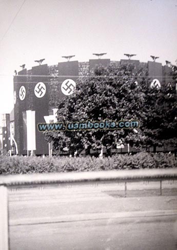 Adolf Hitler Platz im Flaggenschmuck