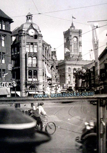 Rathaus Berlin mit Hakenkreuzfahne