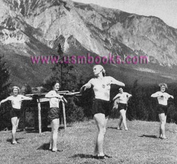 BdM girls exercizing