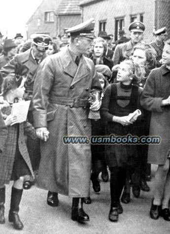 Arthur Seyss-Inquart walking hand-in-hand with little Dutch girls